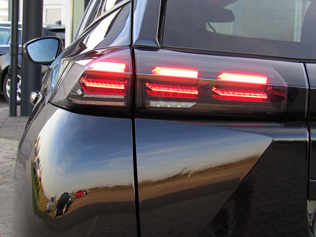 Peugeot 2008 Allure Puretech AT8 LED-Licht NAVI R-Kamera