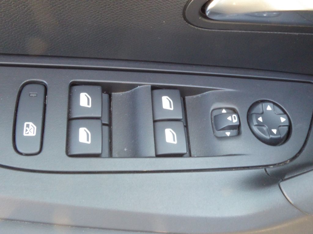 Peugeot 2008 PureTech 130 Allure AT LED Navi Kamera 360