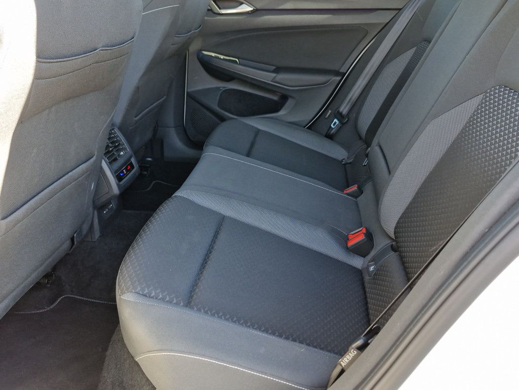 Volkswagen Golf 2.0 TDI DSG Active Pano IQ.Light AHK HUD SH