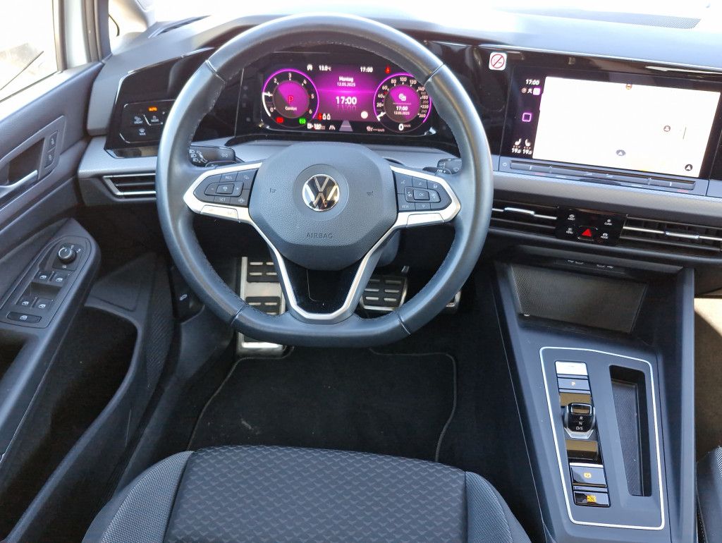 Volkswagen Golf 2.0 TDI DSG Active Pano IQ.Light AHK HUD SH