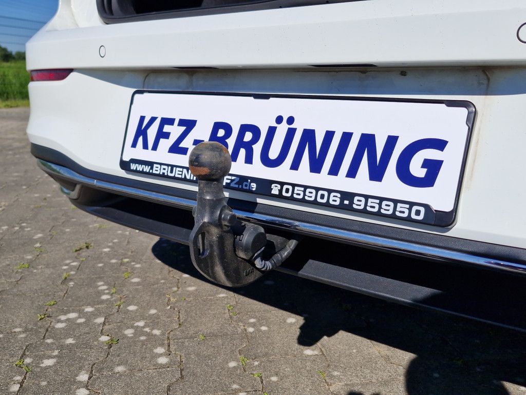 Volkswagen Golf 2.0 TDI DSG Active Pano IQ.Light AHK HUD SH