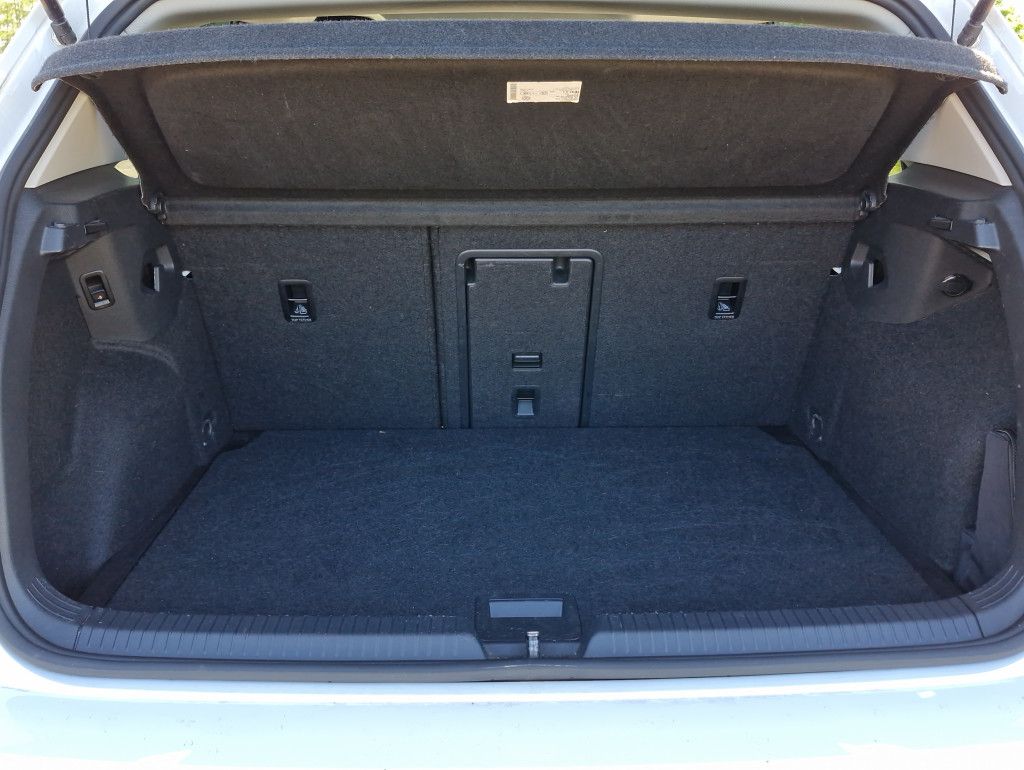 Volkswagen Golf 2.0 TDI DSG Active Pano IQ.Light AHK HUD SH