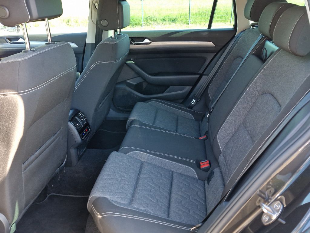 Volkswagen Passat Variant 1.5 TSI DSG Business Navi LED AHK