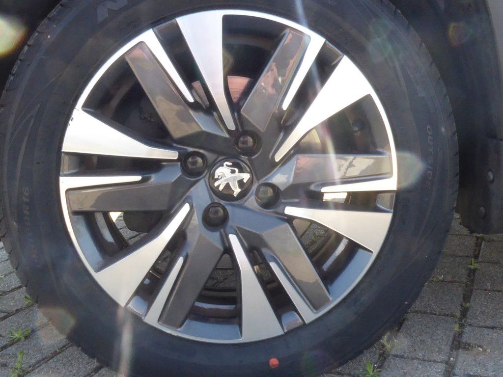 Peugeot 2008 1.2 PureTech 130 Allure Kamera Klimaaut ALU