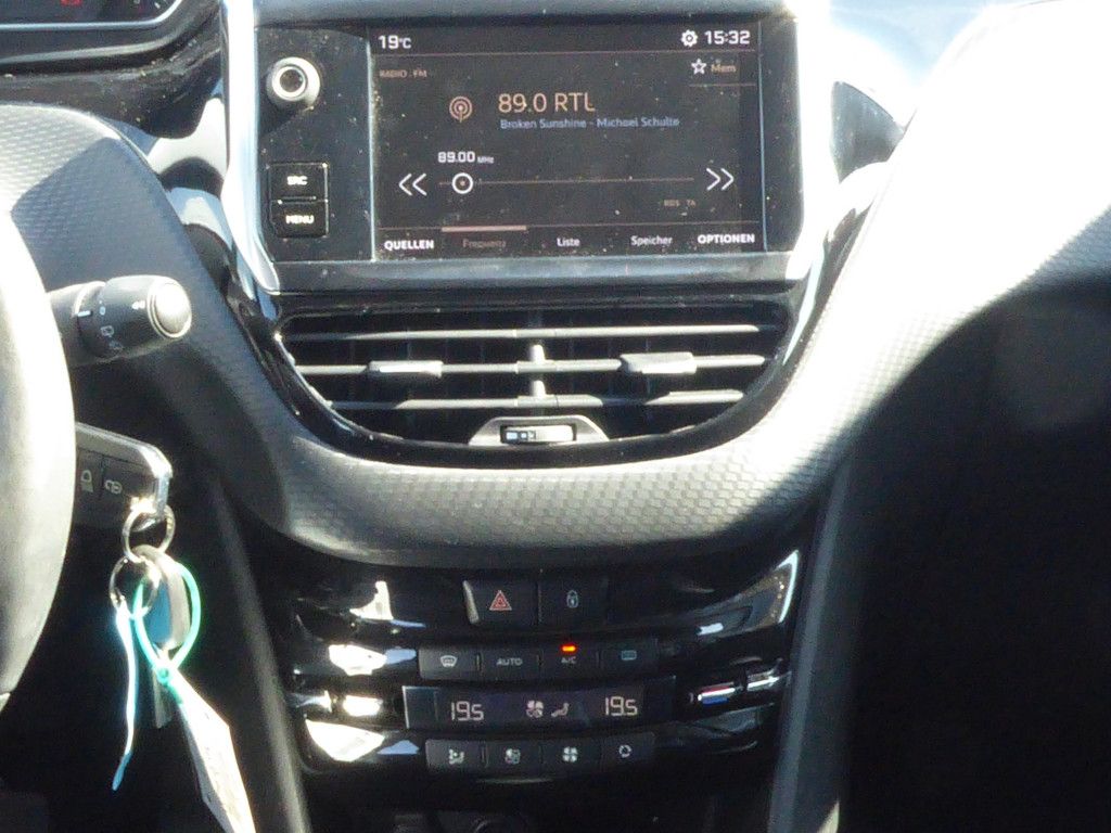 Peugeot 2008 1.2 PureTech 130 Allure Kamera Klimaaut ALU