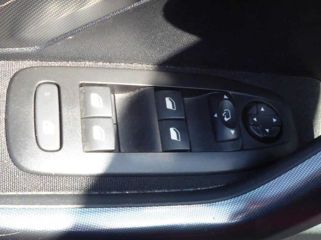 Peugeot 2008 1.2 PureTech 130 Allure Kamera Klimaaut ALU