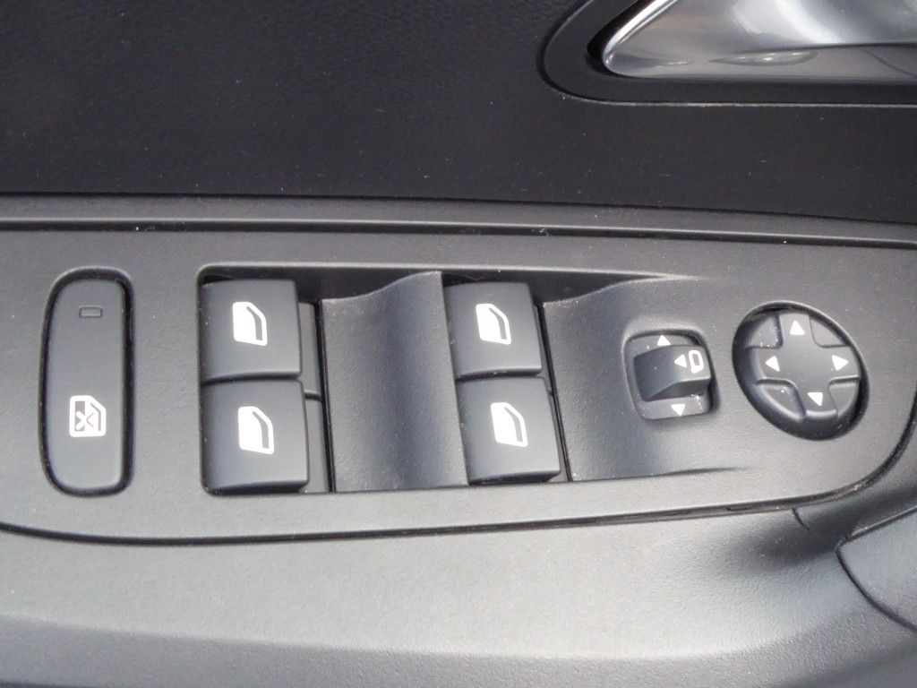 Peugeot 2008 PureTech 130 Allure AT LED Navi Kamera 360