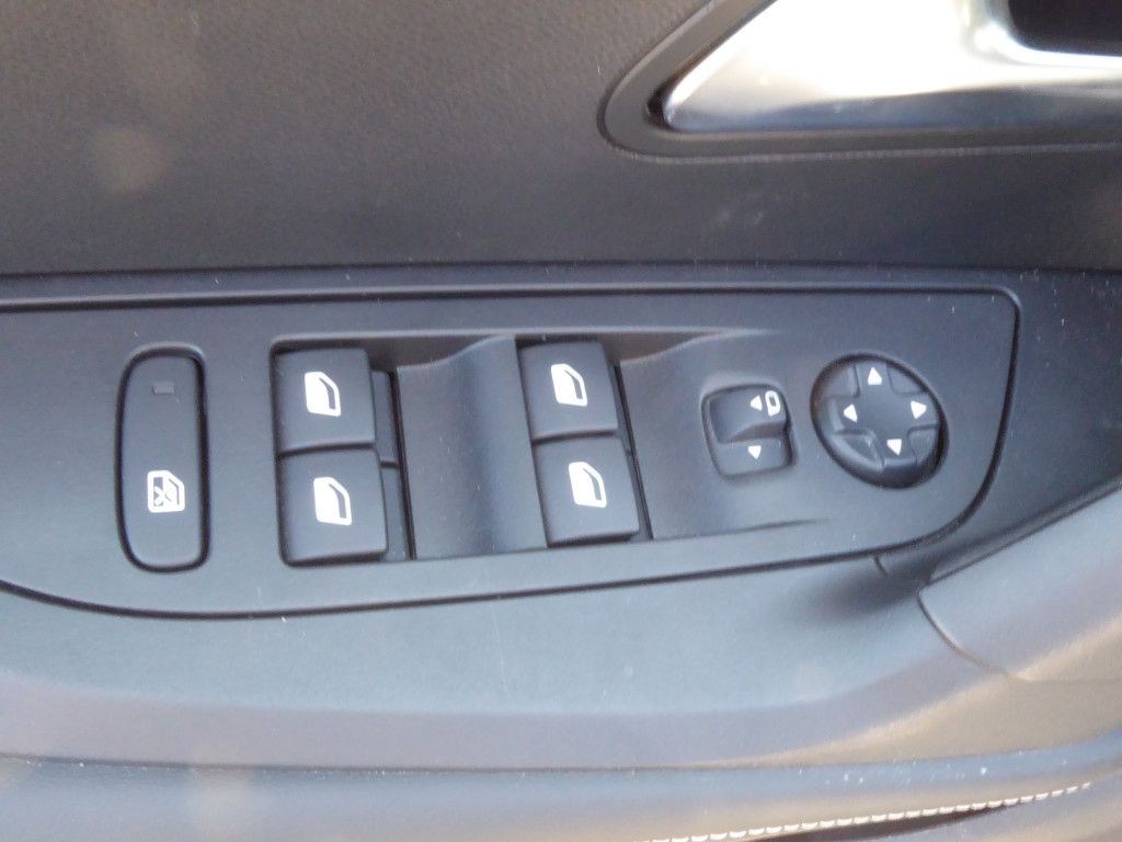 Peugeot 2008 PureTech 130 Allure AT LED Navi Kamera 360