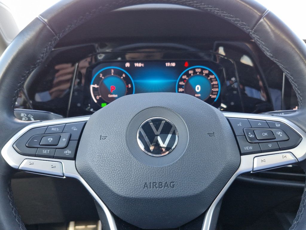 Volkswagen Golf 2.0 TDI DSG Active Pano IQ.Light AHK HUD SH