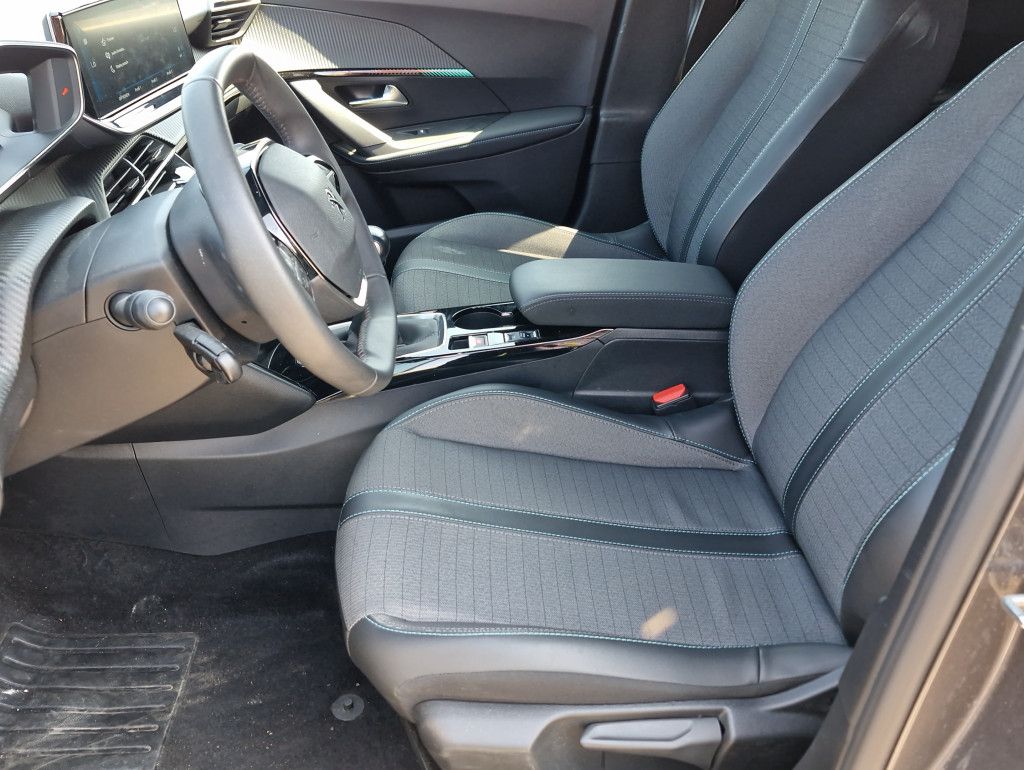 Peugeot 2008 PureTech 130 Allure LED Navi PDC Alu 17