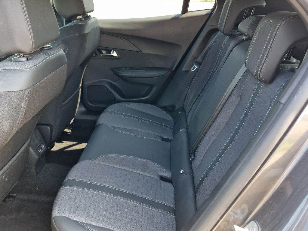 Peugeot 2008 PureTech 130 Allure LED Navi PDC Alu 17