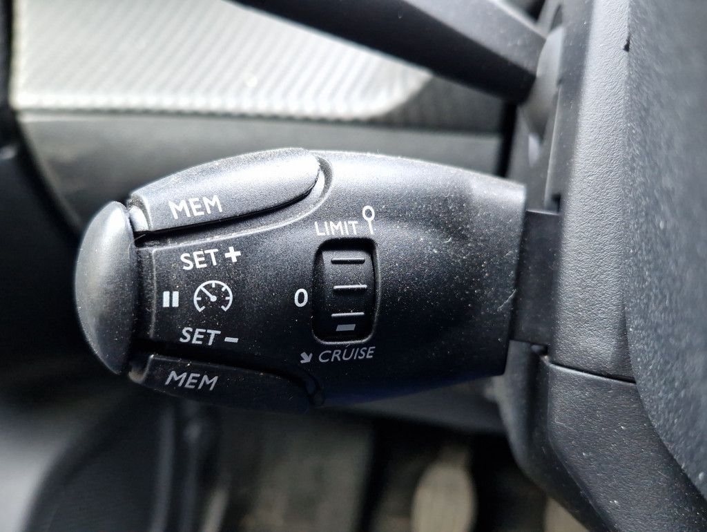 Peugeot 2008 PureTech 130 Allure LED Navi PDC Alu 17