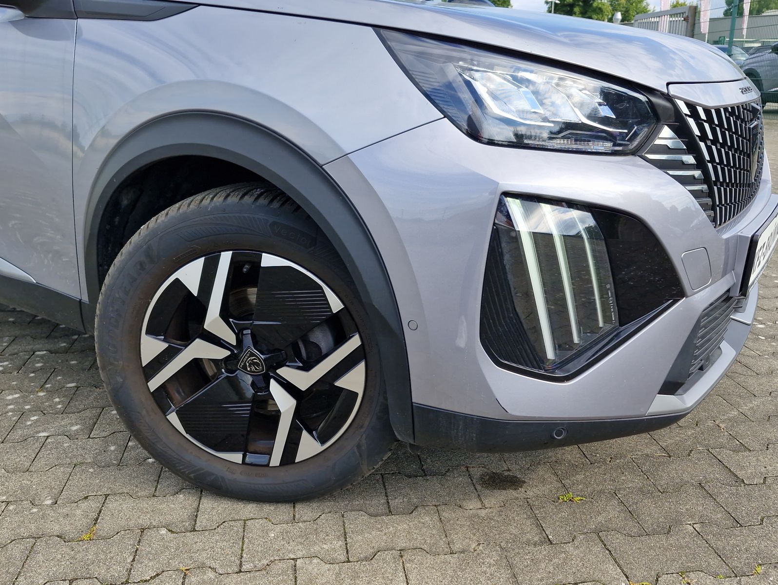 Peugeot 2008 PureTech 130 Allure AT LED Navi Kamera 360