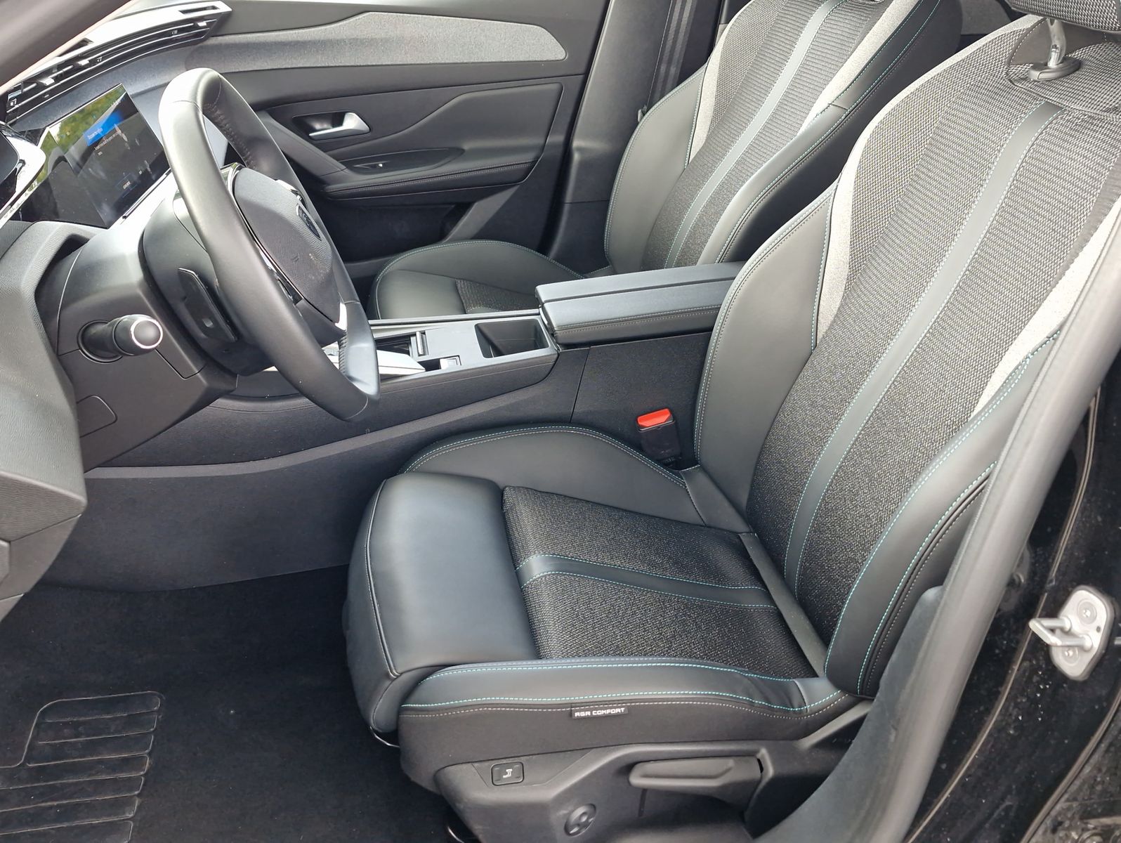 Peugeot 408 PHEV 225 Allure AT Navi LED Kamera 360 SHZ L