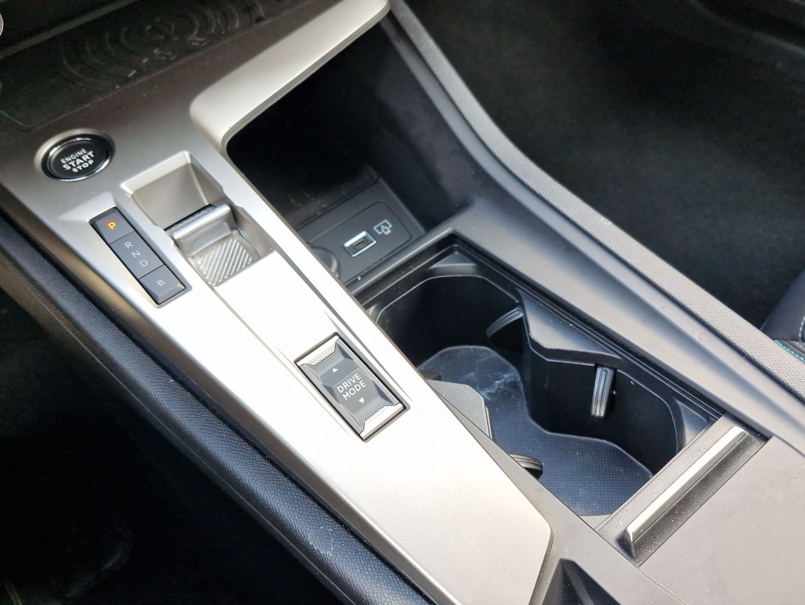 Peugeot 408 PHEV 225 Allure AT Navi LED Kamera 360 SHZ L