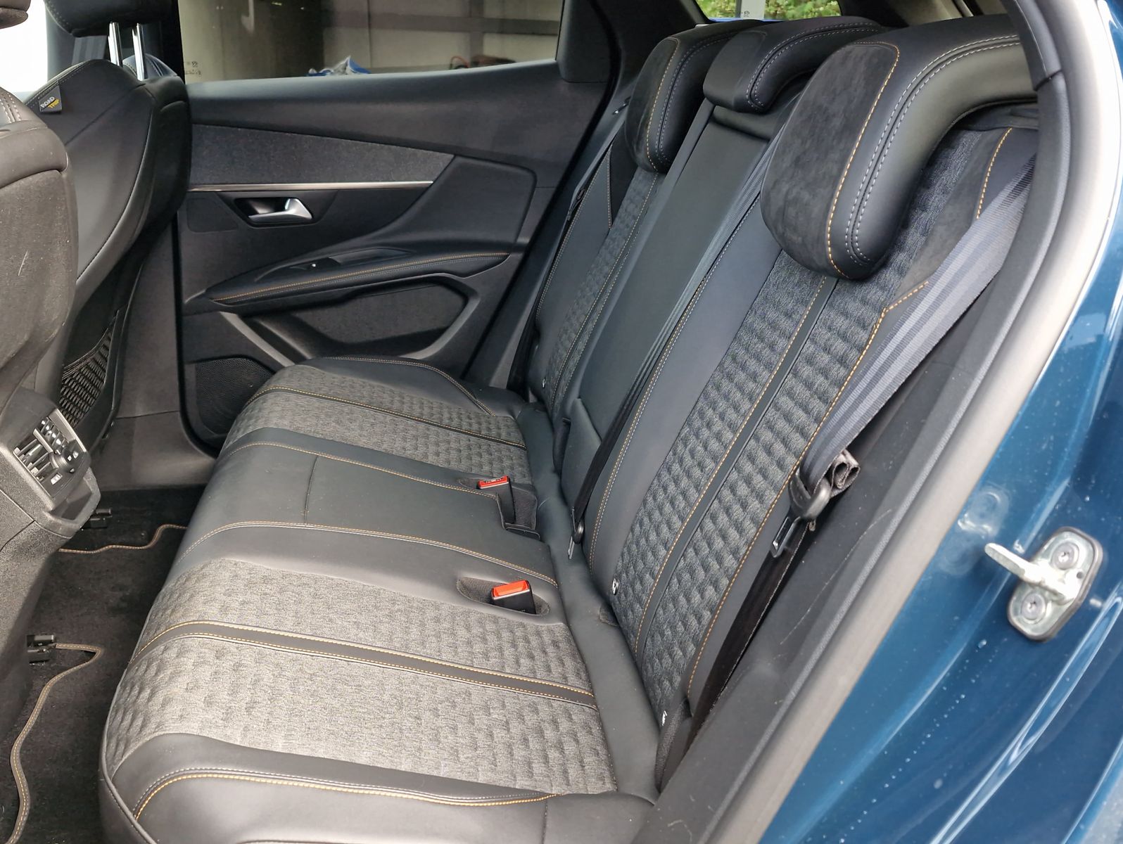 Peugeot 3008 PHEV 225 e-AT Roadtrip LED Navi Kamera SHZ