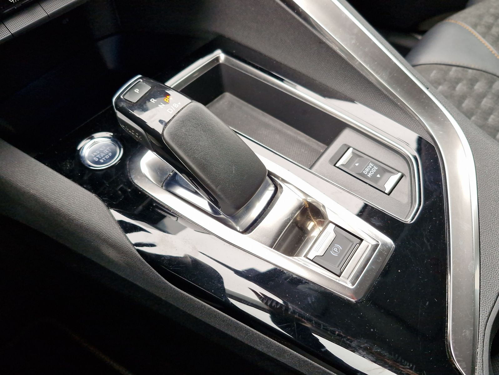Peugeot 3008 PHEV 225 e-AT Roadtrip LED Navi Kamera SHZ